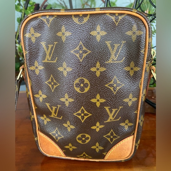 Louis Vuitton Amazon Crossbody in Beautiful Condition - Picture 5 of 16